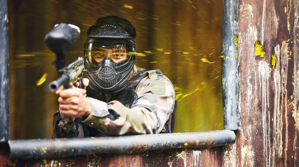 Bilde av en person som spiller paintball